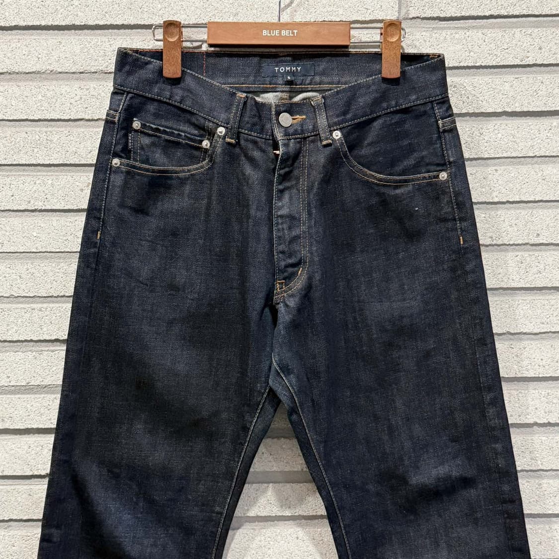 타미힐피거 인디고 생지 데님 팬츠 백 레터링 프린트 디테일 진청 상품이미지3