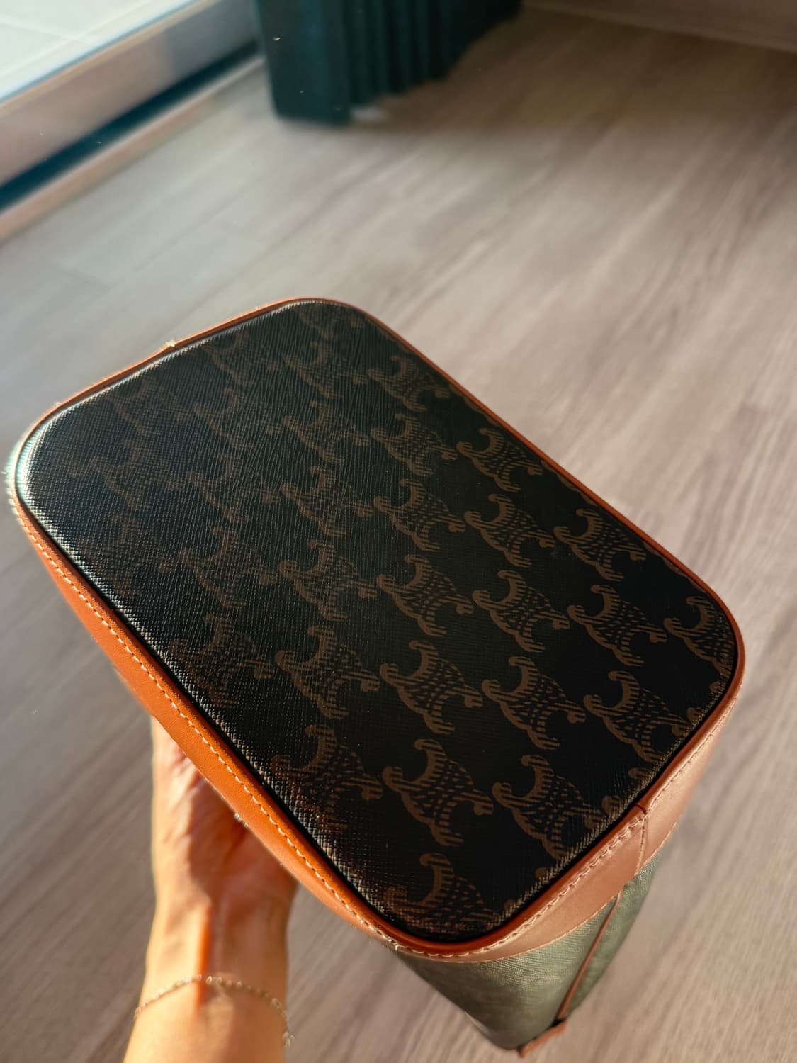 셀린느 트리옹프 버킷백 M 미듐 상품이미지3