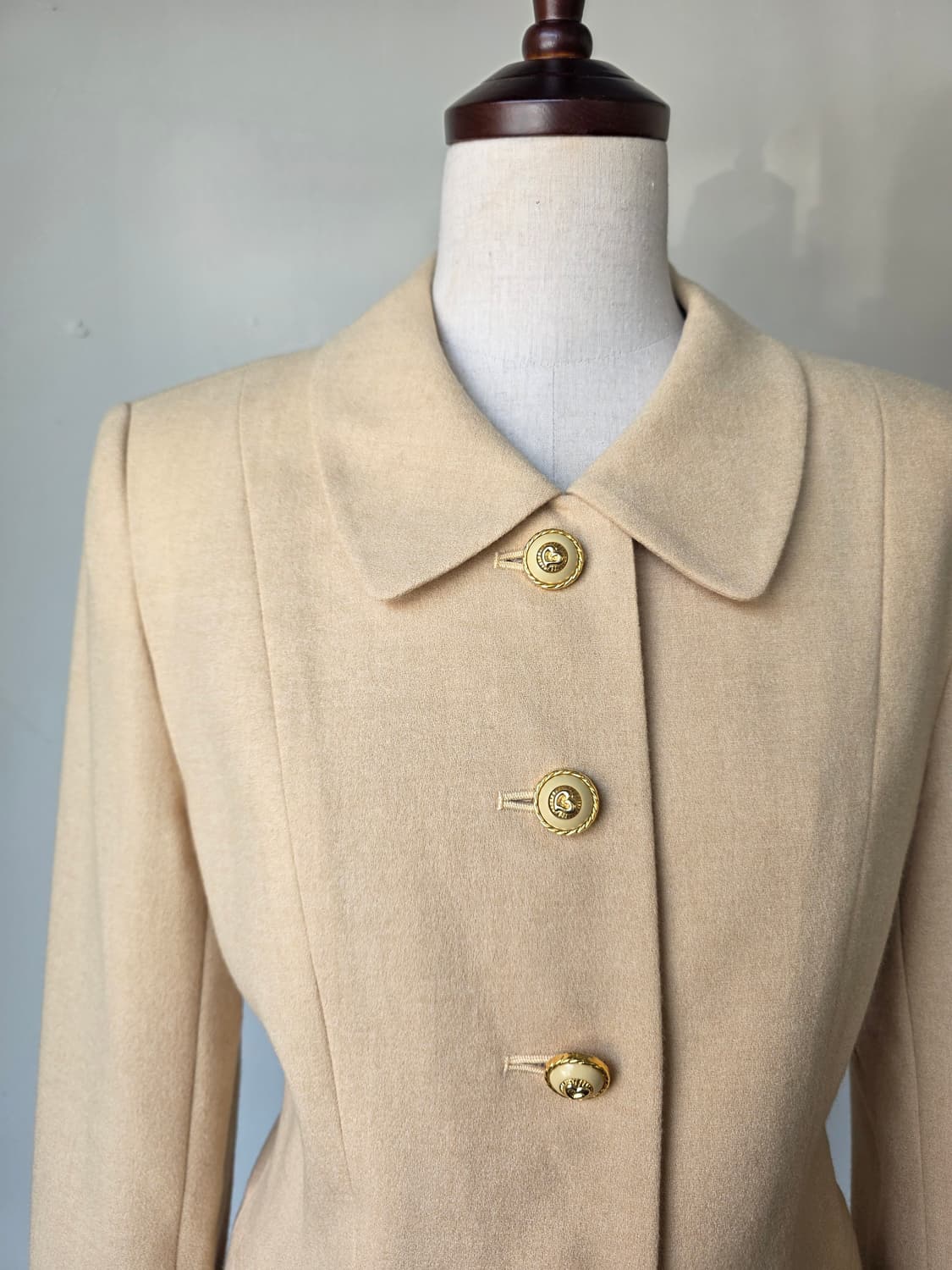 베이지 하트 금장 단추 자켓 상품이미지1