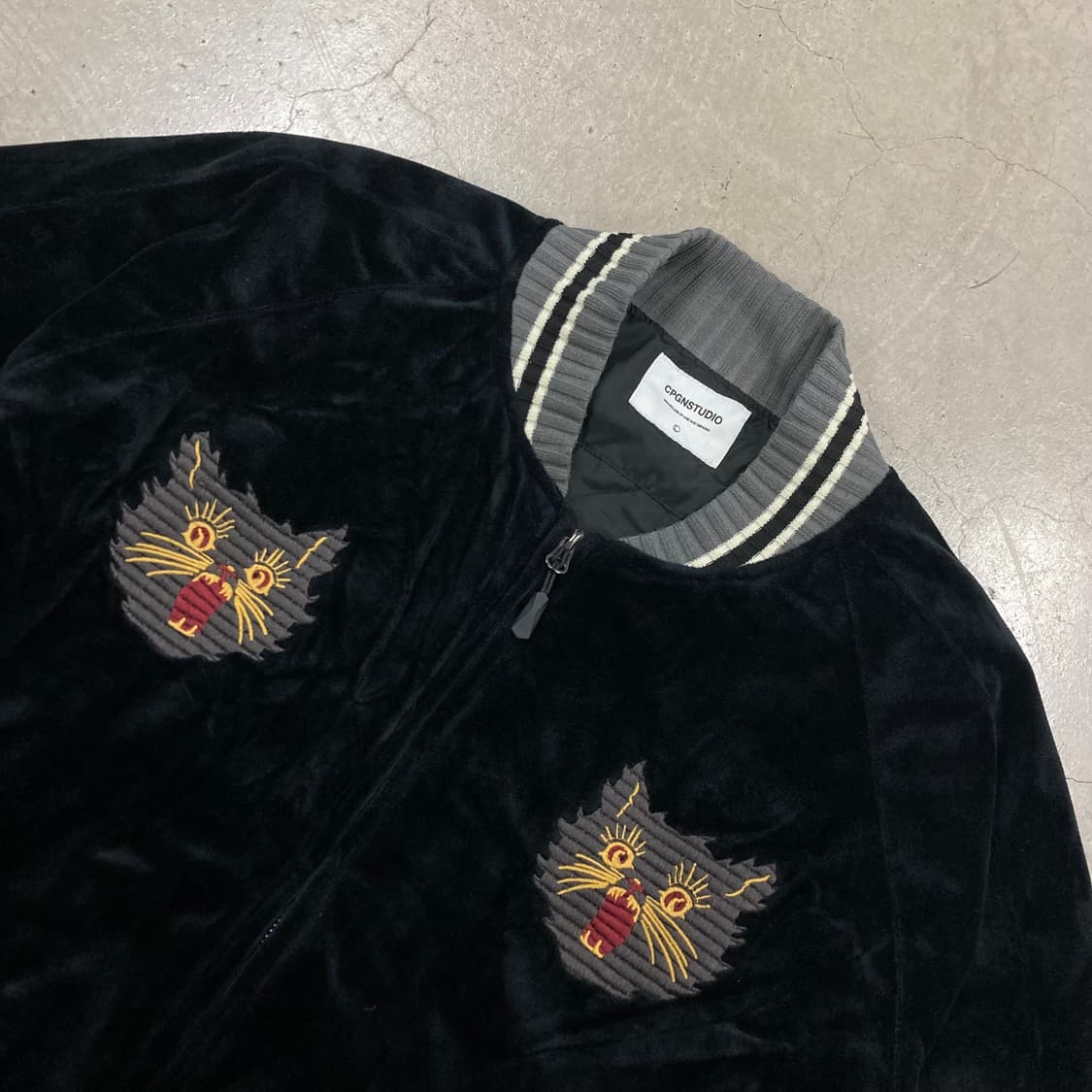 꼼파뇨 스튜디오 블랙 컬러 고양이 자수 벨벳 수베니어 블루종 자켓 상품이미지3