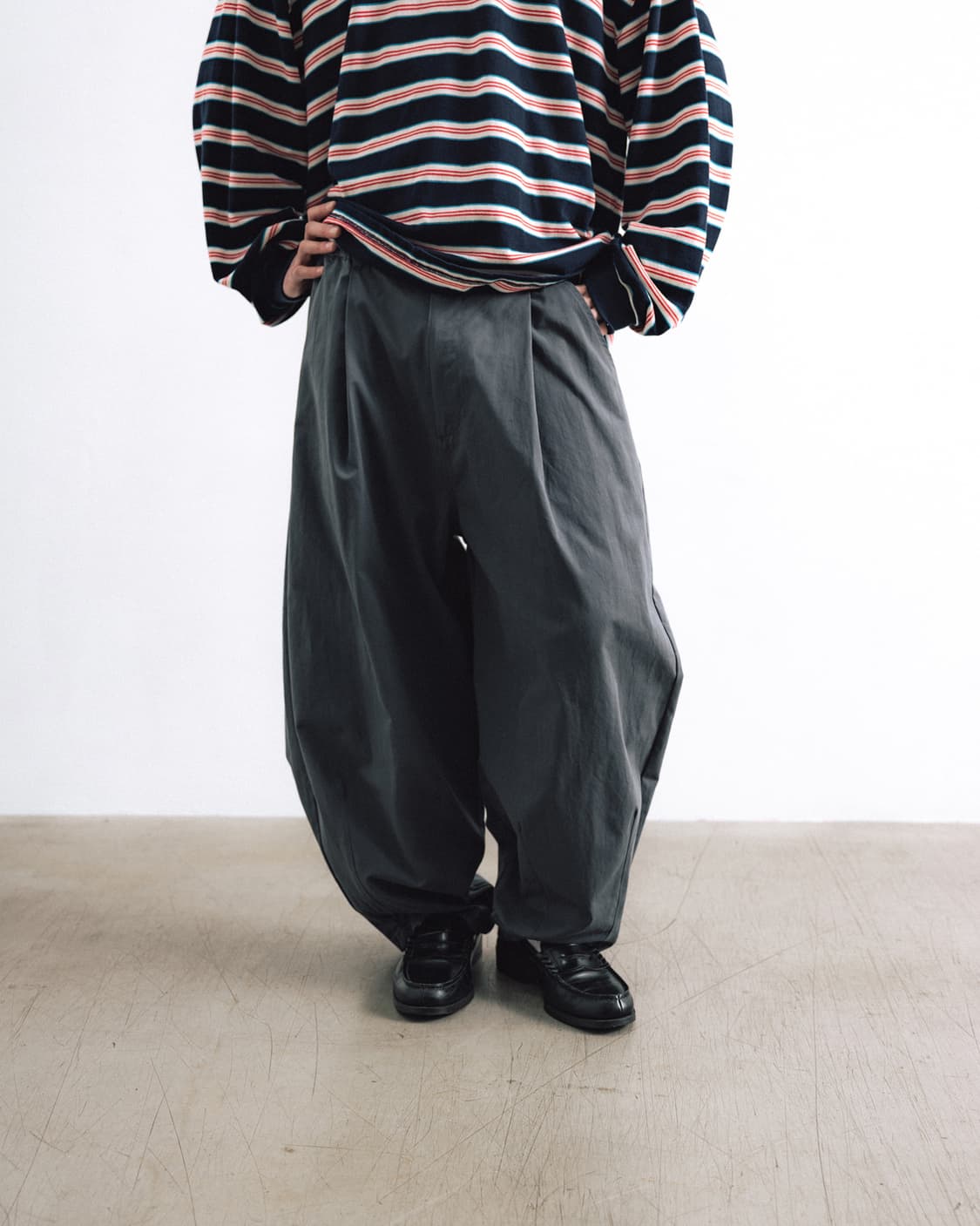 앵글런 one tuck balloon pants grey 상품이미지1