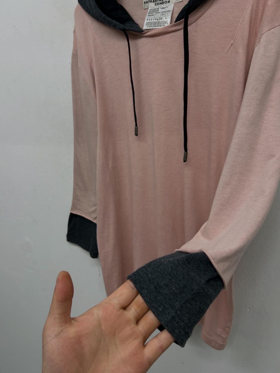 캐서린 햄넷 핑크 배색 후드 티셔츠 상품이미지3