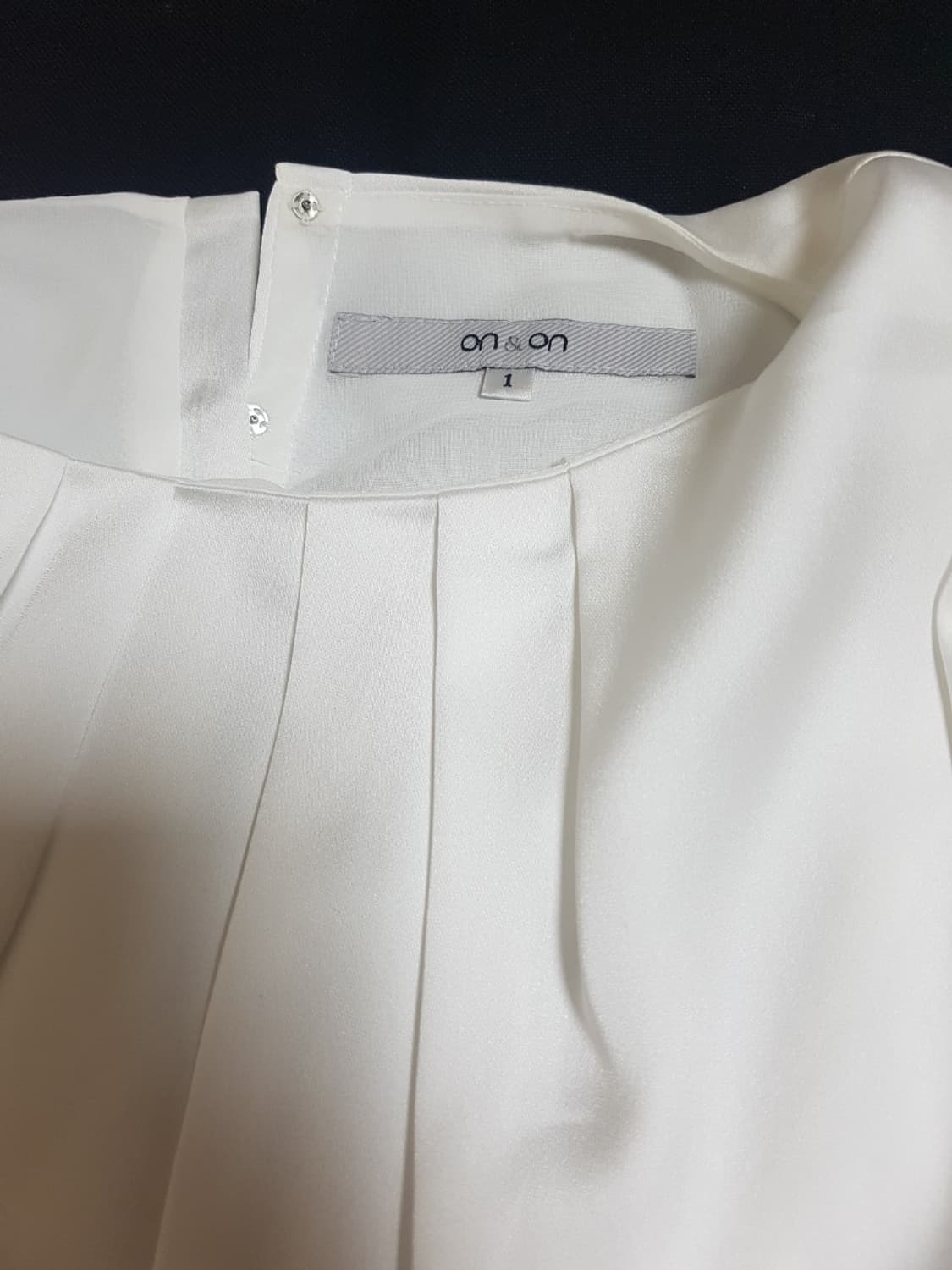 온앤온 화이트 블라우스 상품이미지2