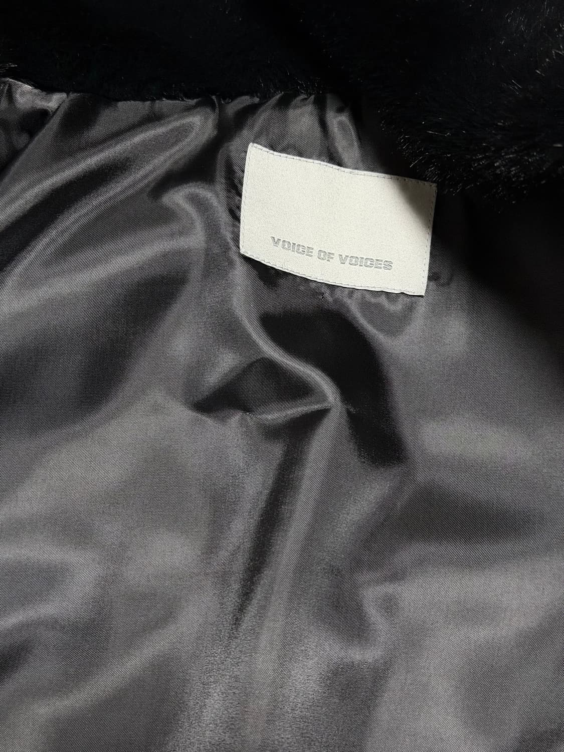 VOV 블랙 후드 에코퍼 롱 코트 상품이미지5