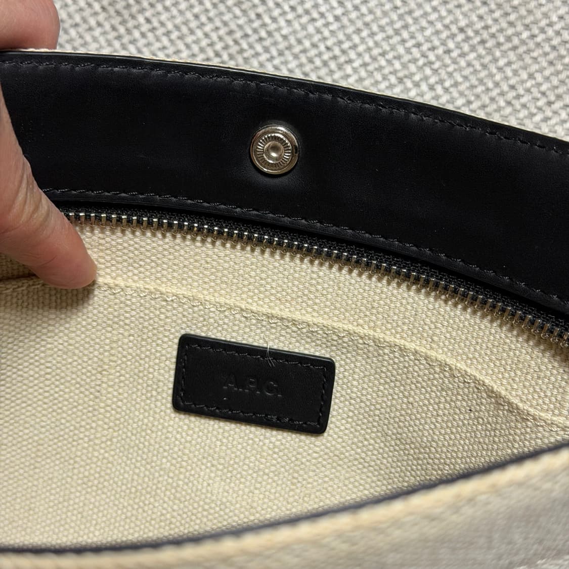 A.P.C. (아페쎄) 카밀 베이지 클러치백 상품이미지2