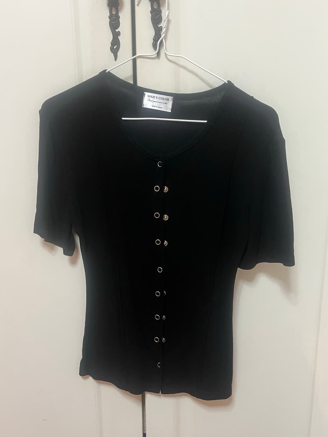 [Solus colour] 버튼 골지 반팔 티 - 블랙 상품이미지1