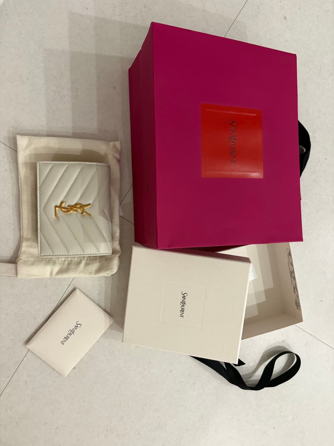 생로랑 카산드라 마틀라세 플랩 카드 케이스 퀼티드 램스킨 블랑 상품이미지1