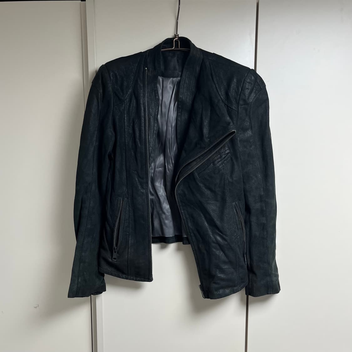 시스템 사선 하이넥 램스킨자켓 상품이미지1