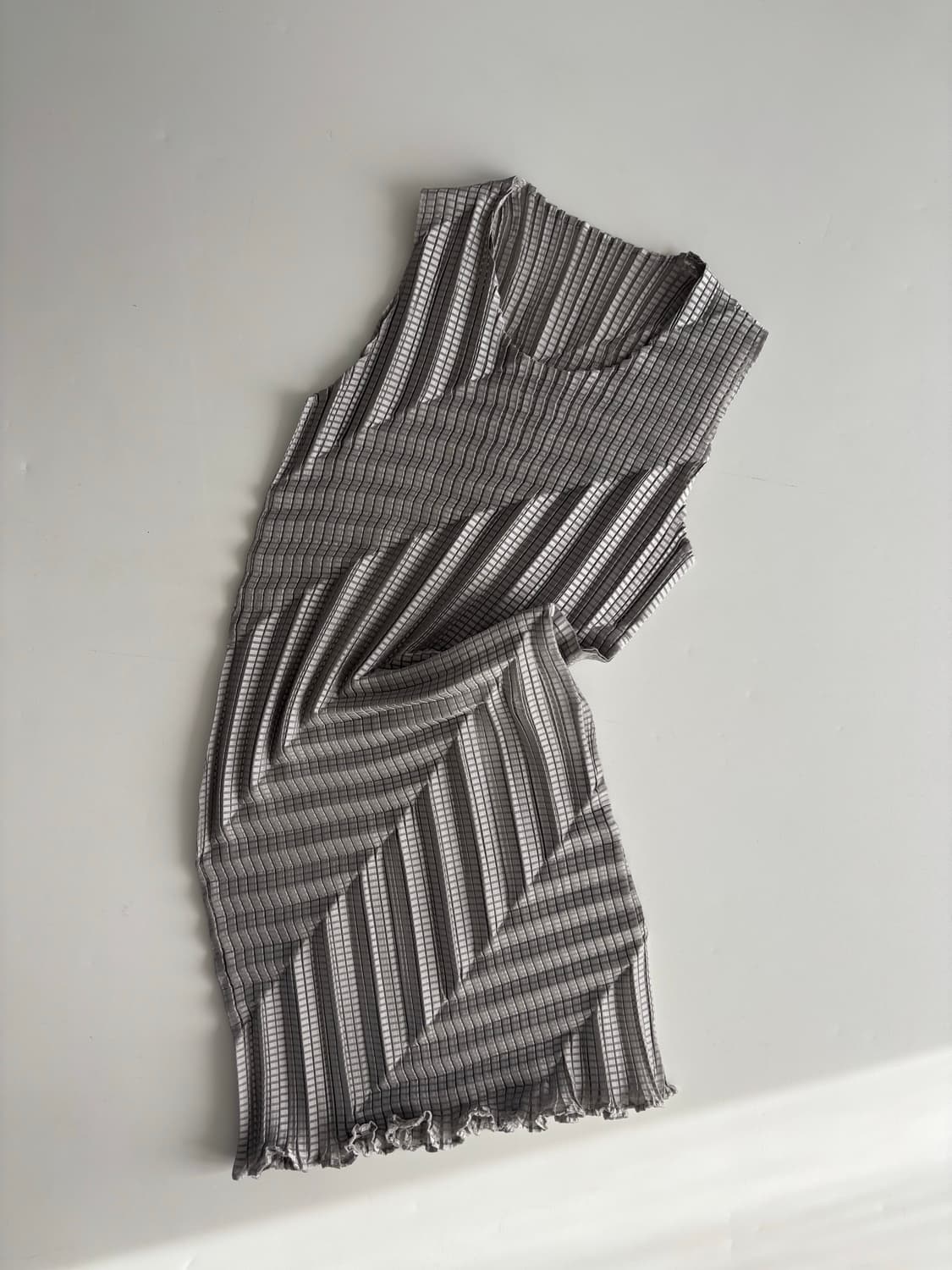 Issey Miyake 이세이미야케 그레이 플리츠 슬리브리스 상품이미지3