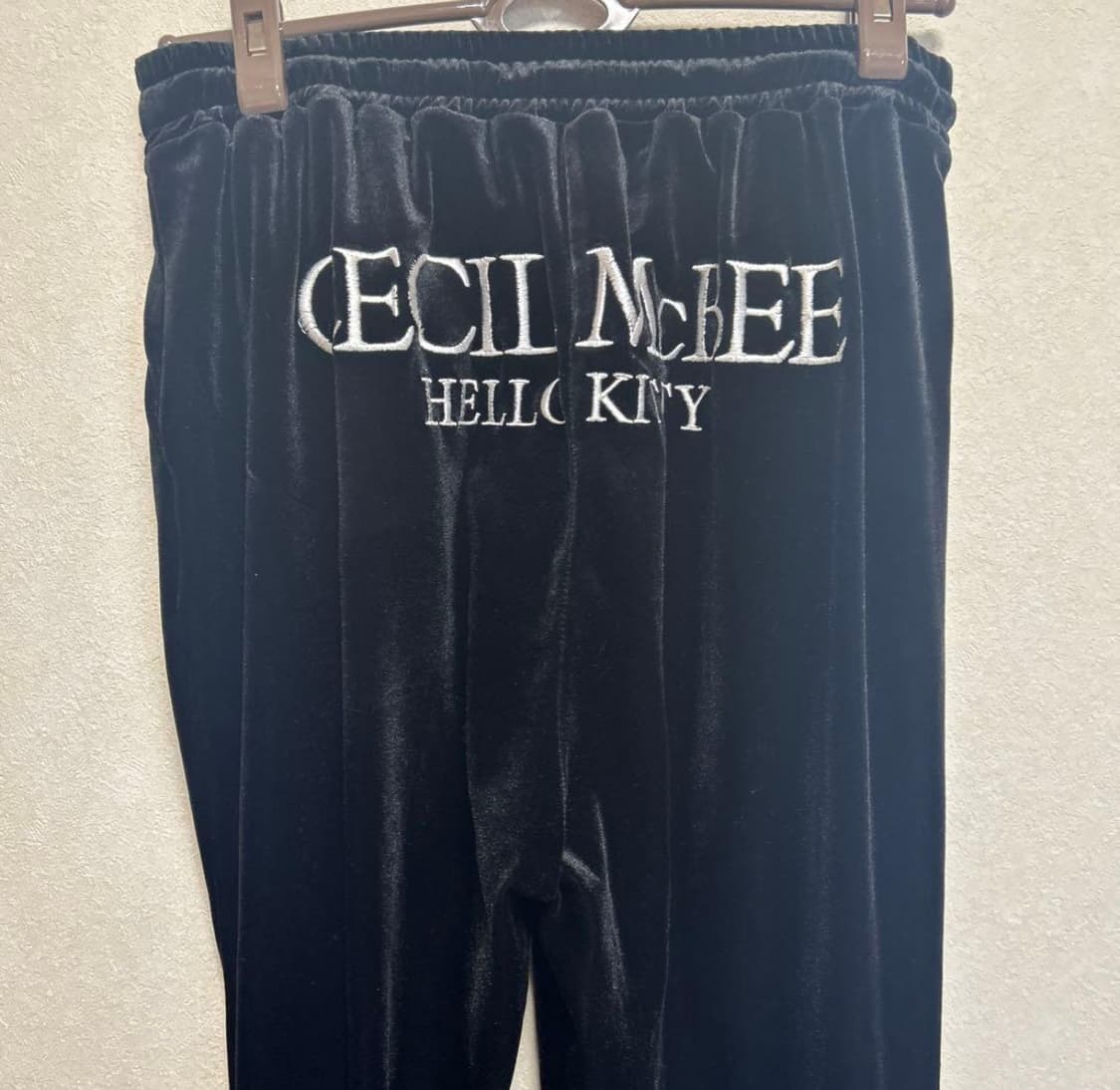 세실맥비 헬로키티 벨벳 셋업 블랙 L사이즈 상품이미지4