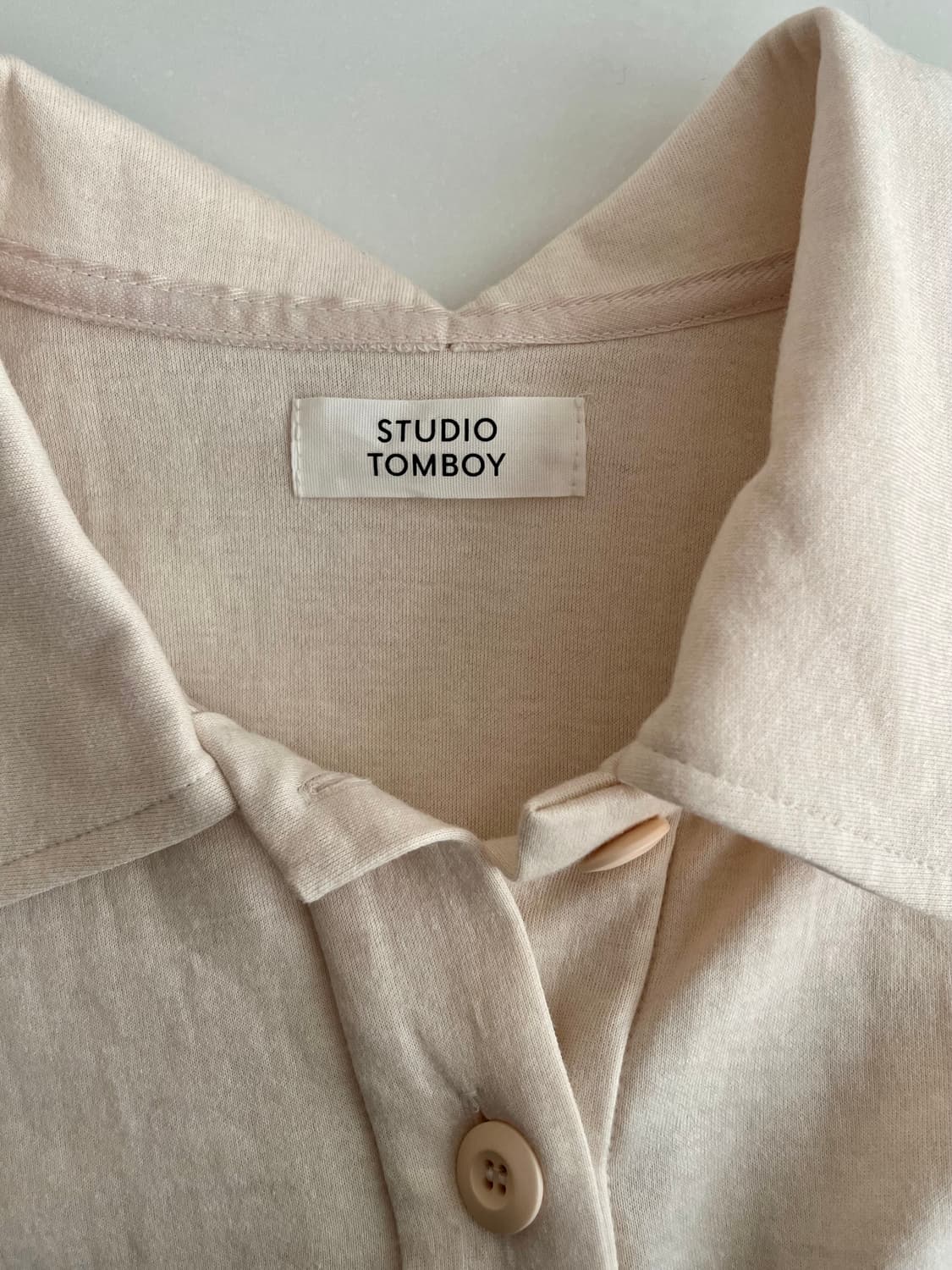F) 스튜디오 톰보이 카라 티셔츠 연베이지 상품이미지4