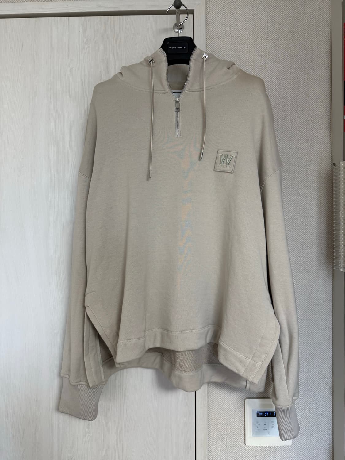 (48) 23ss 우영미 W 패치 하프집업 후드티 베이지 상품이미지1