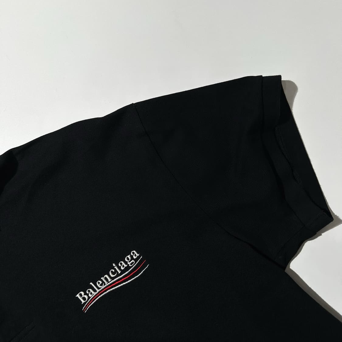 (매장판) 발렌시아가 웨이브로고 피케 카라 반팔 티셔츠 블랙 상품이미지5