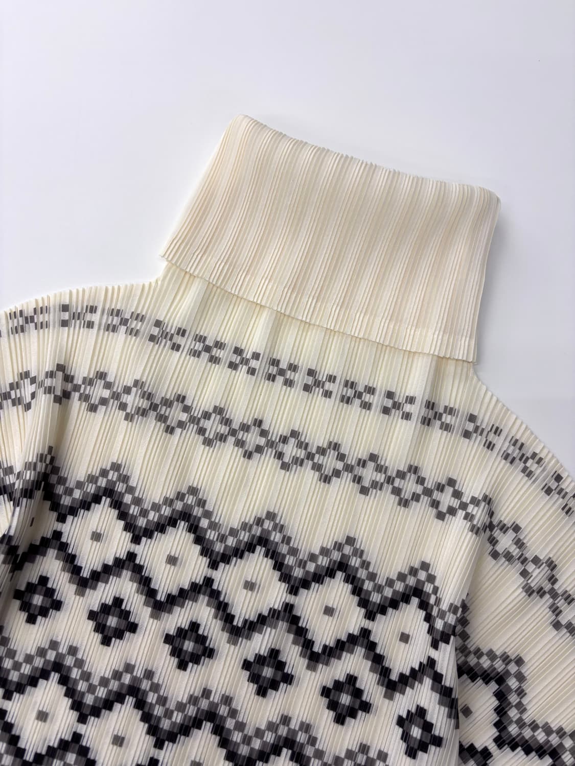 Pleats Please 플리츠플리즈 터틀넥 도트 패턴 블라우스 상품이미지6