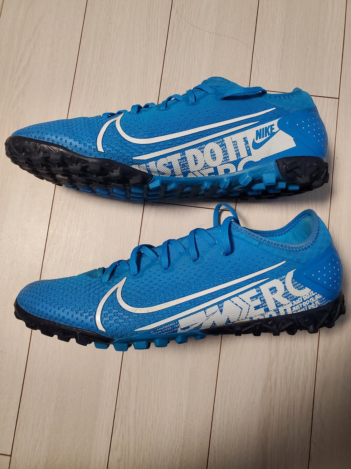 나이키 머큐리얼 베이퍼 13 프로 TF 사이즈280

여러 중고사이트에도 상품이미지9