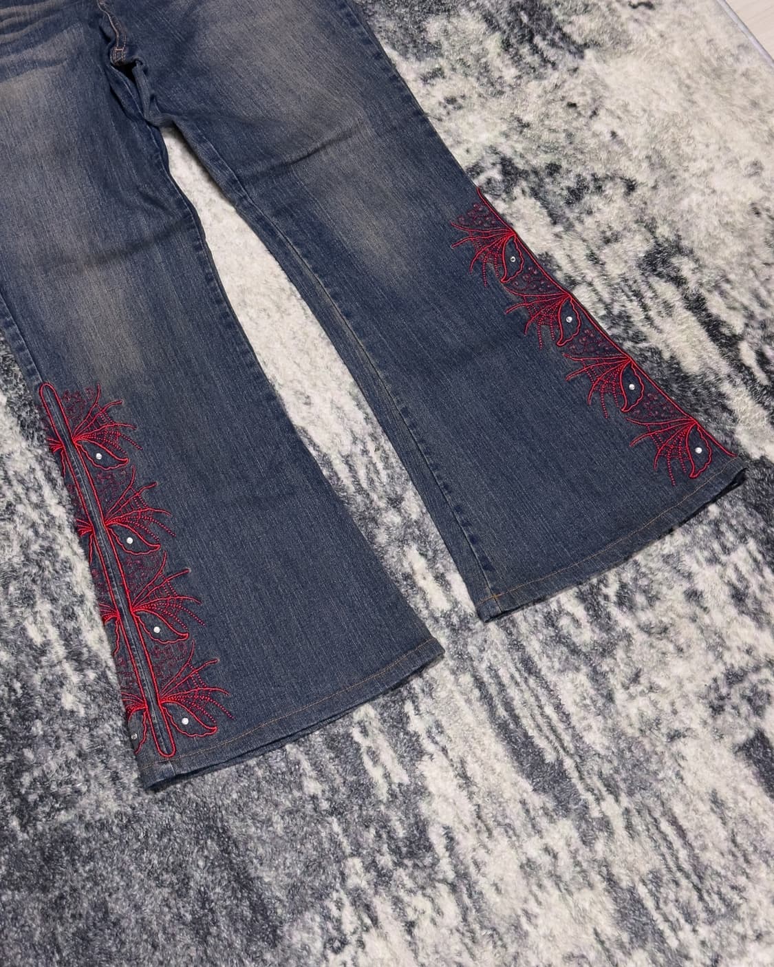 {UNKNOWN} Red Embroidered Flare Jeans    상품이미지4