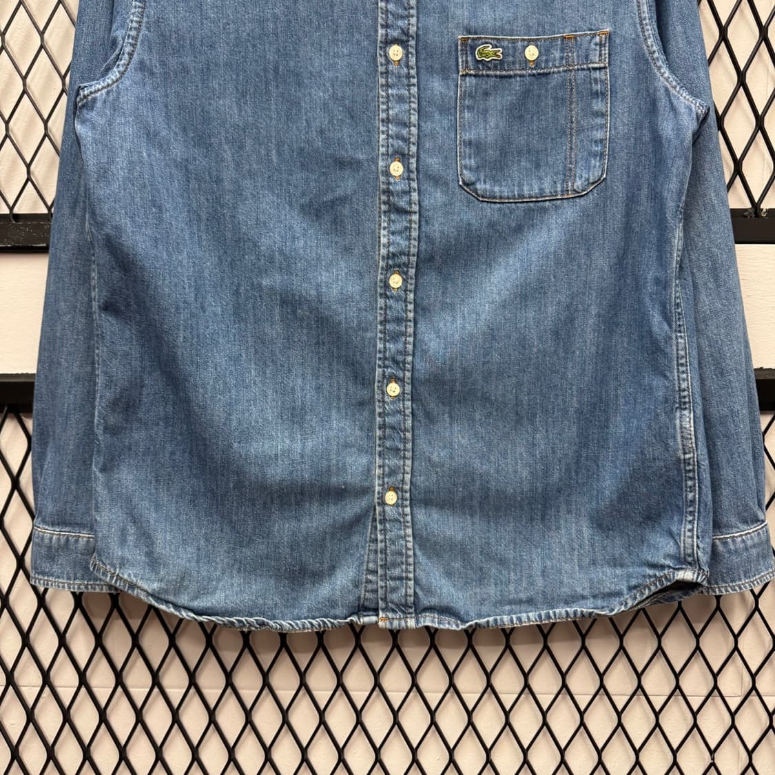 라코스테 데님 셔츠 카라넥 원포켓 로고 포인트 레귤러핏 진청 상품이미지4