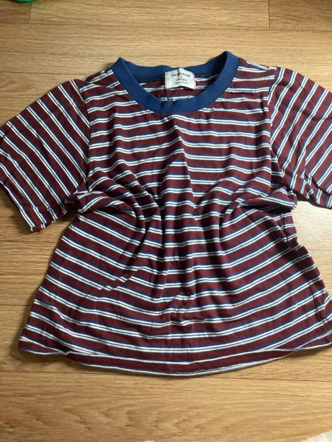 CHERRYBOMB 브랜드의 단가라 반팔 티셔츠입니다. 상품이미지1