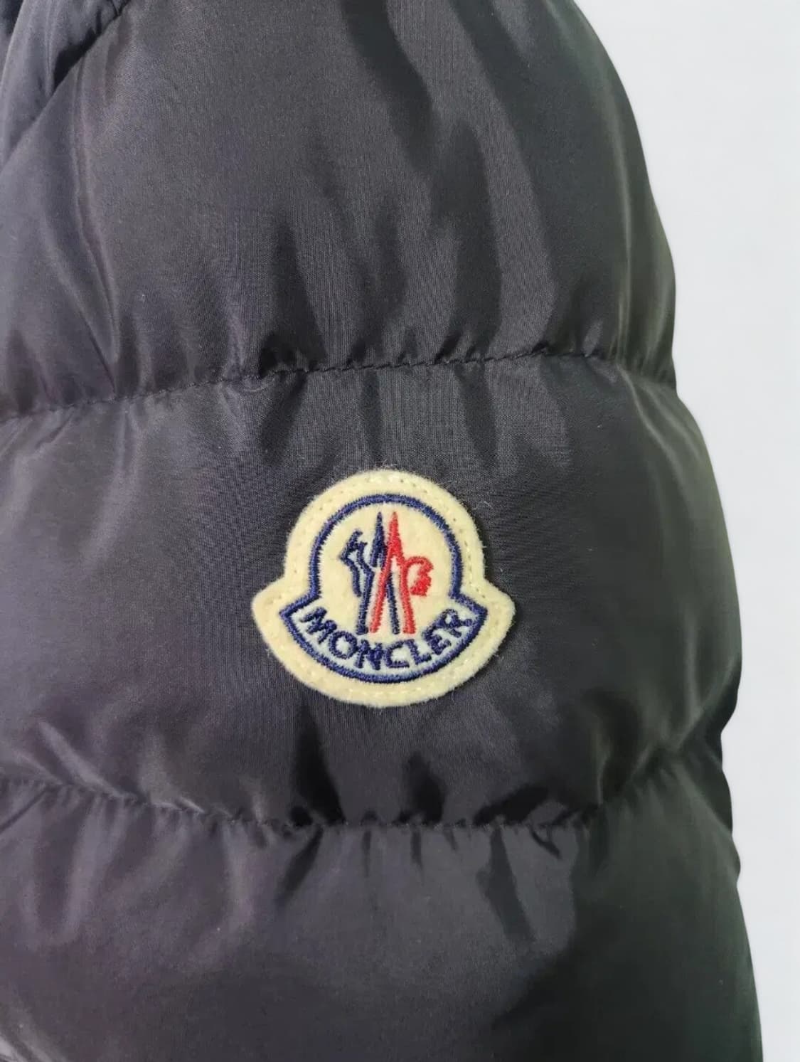 몽클레어 아미오트 패딩 5사이즈 / 실착 거의 없음 / 새 제품급 컨디션 상품이미지4