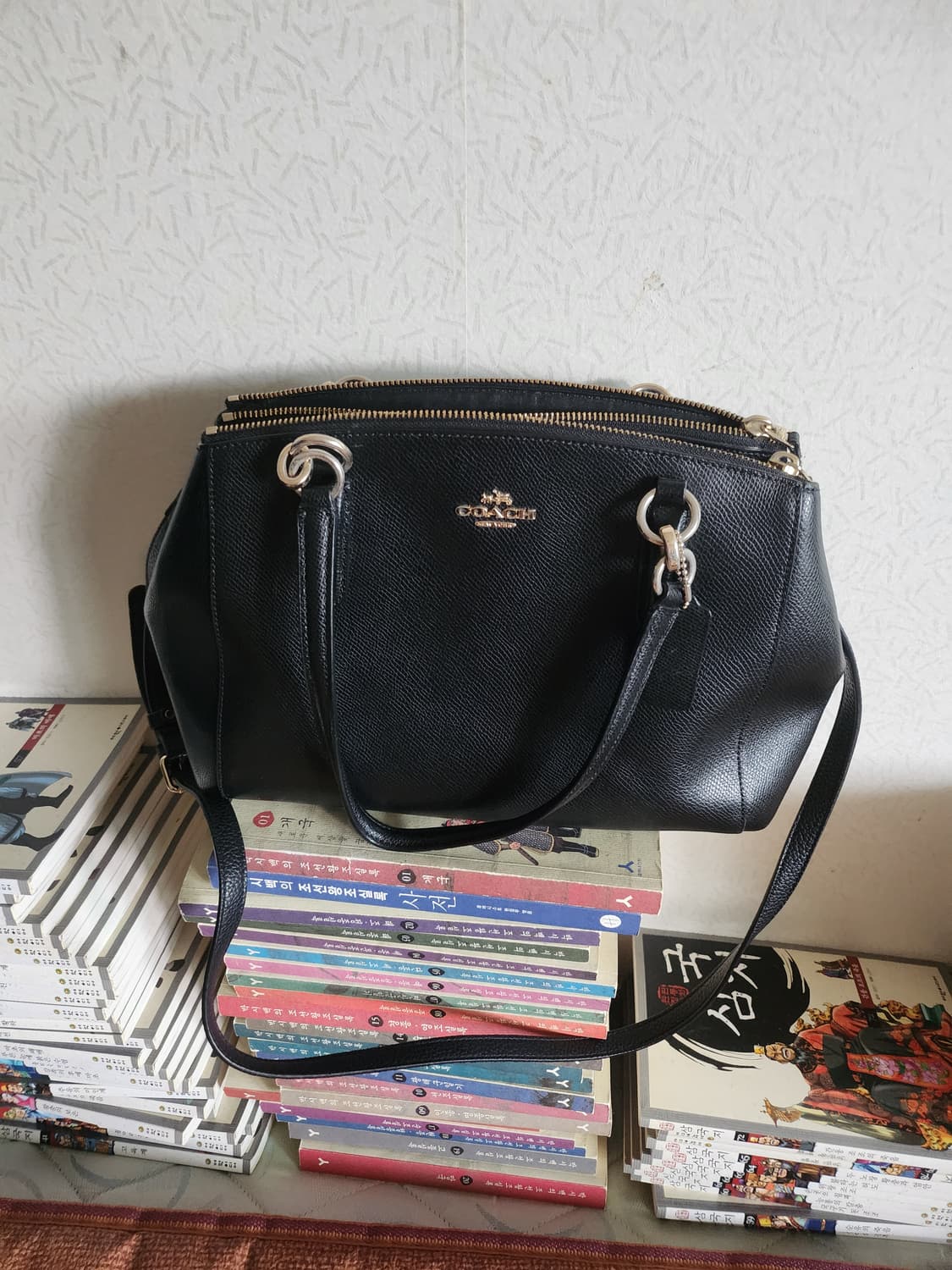 코치미듐크로스백 상품이미지1