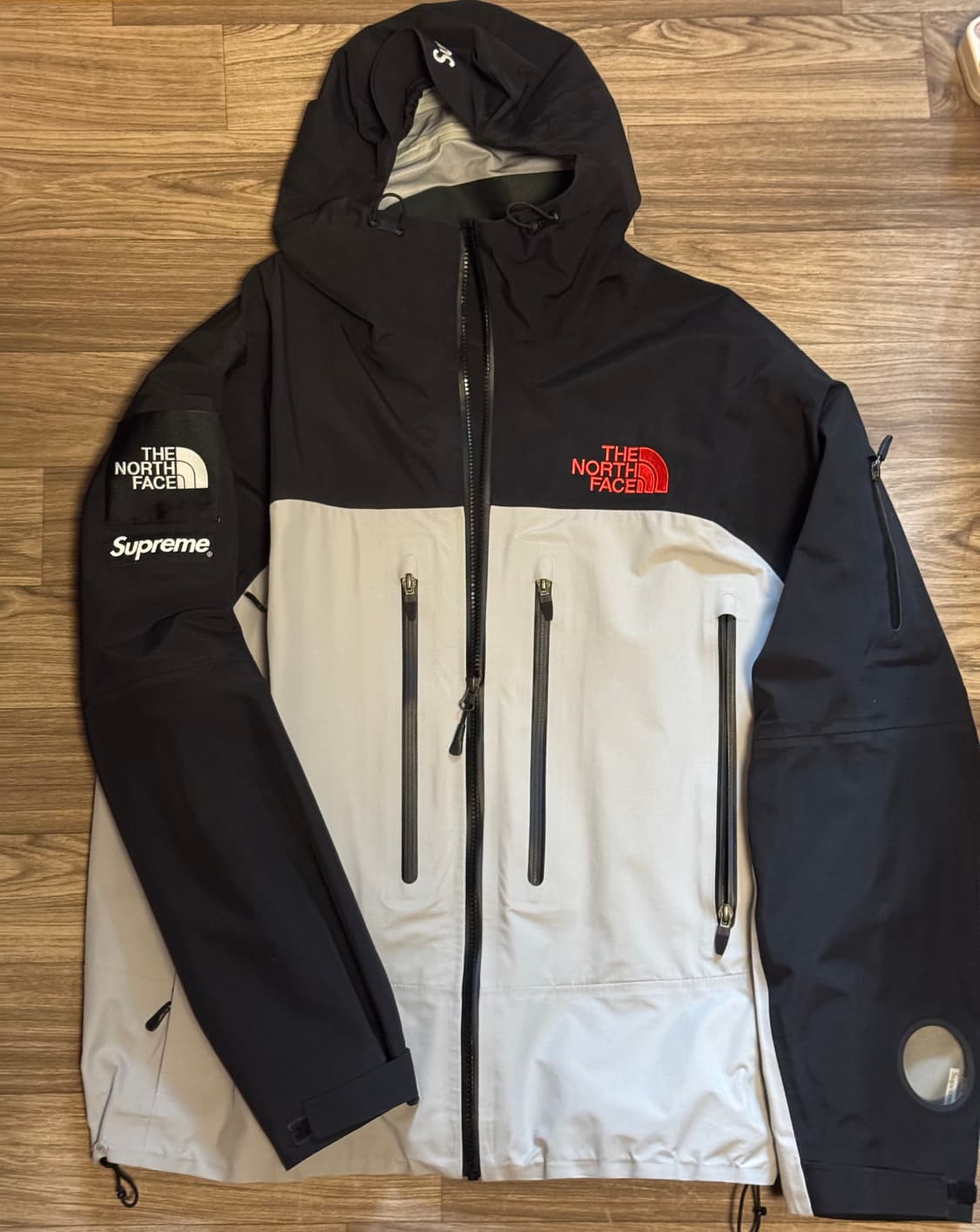 슈프림 x 노스페이스 테드 심 쉘 자켓 그레이 - 22FW 상품이미지1