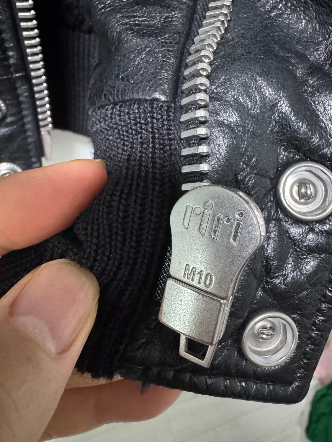 셀린느 19fw 블랙 색상의 셀린느 양털 레더 자켓 상품이미지4