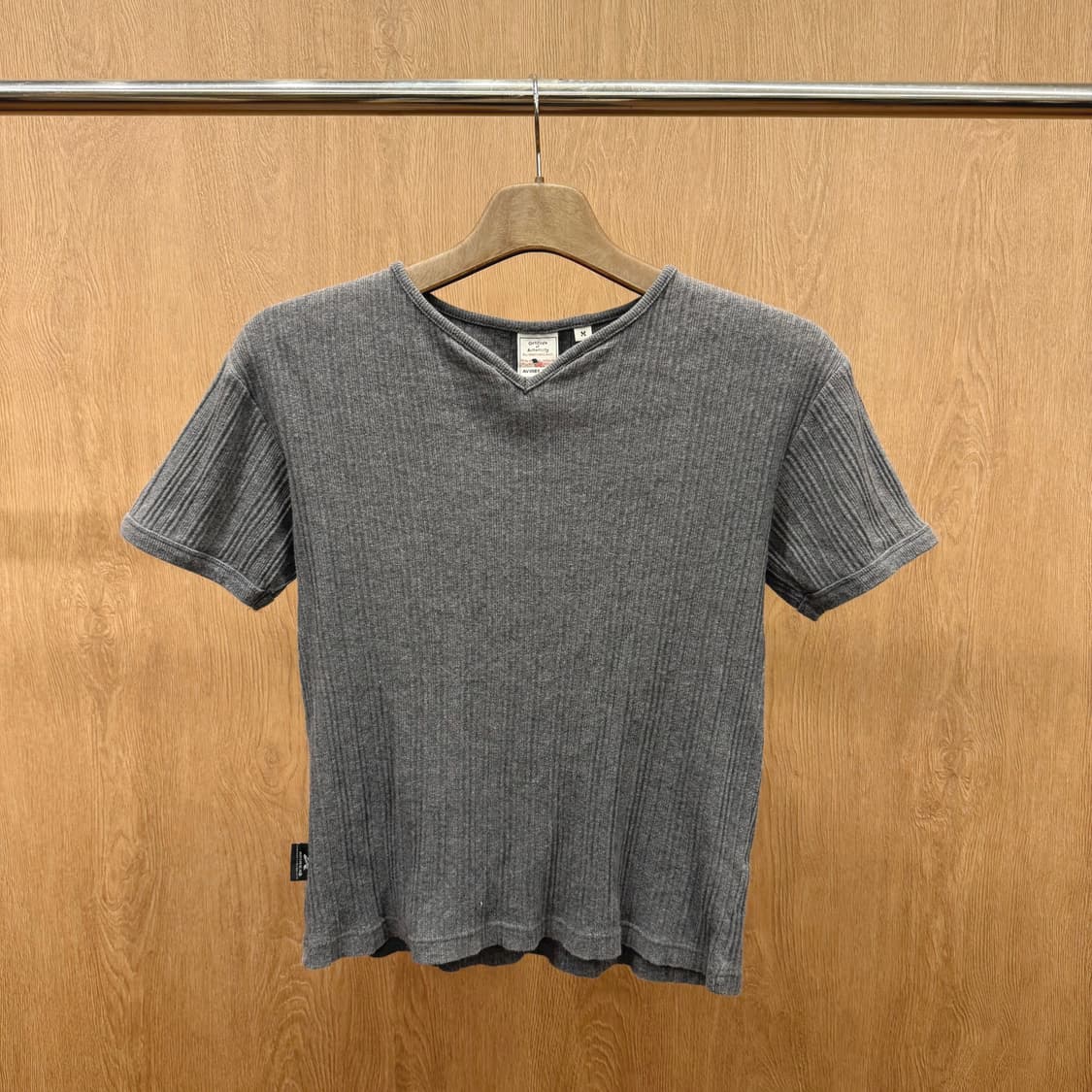 아비렉스 반팔 니트 티셔츠 브이넥라인 자수 디테일 그레이 상품이미지2