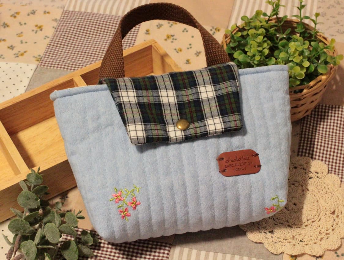 핸드메이드 블루 누빔 손잡이 파우치 상품이미지1