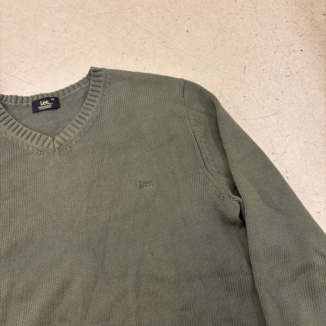 Lee 스몰로고 브이넥 니트 상품이미지2