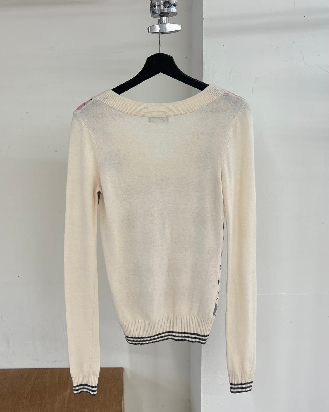 버버리 블루라벨 아가일 브이넥 니트  상품이미지6