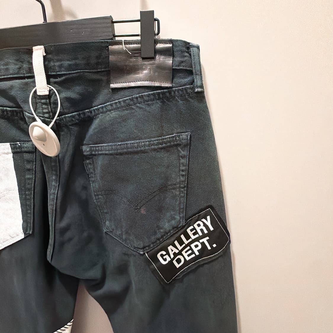 (정품/새상품) 갤러리 디파트먼트 남성 블랙 디스트레스드 데님 팬츠 상품이미지5