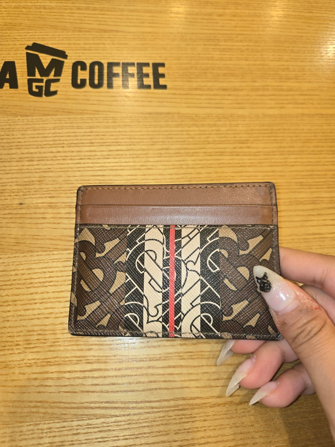 버버리 모노그램 패턴 카드지갑 상품이미지1