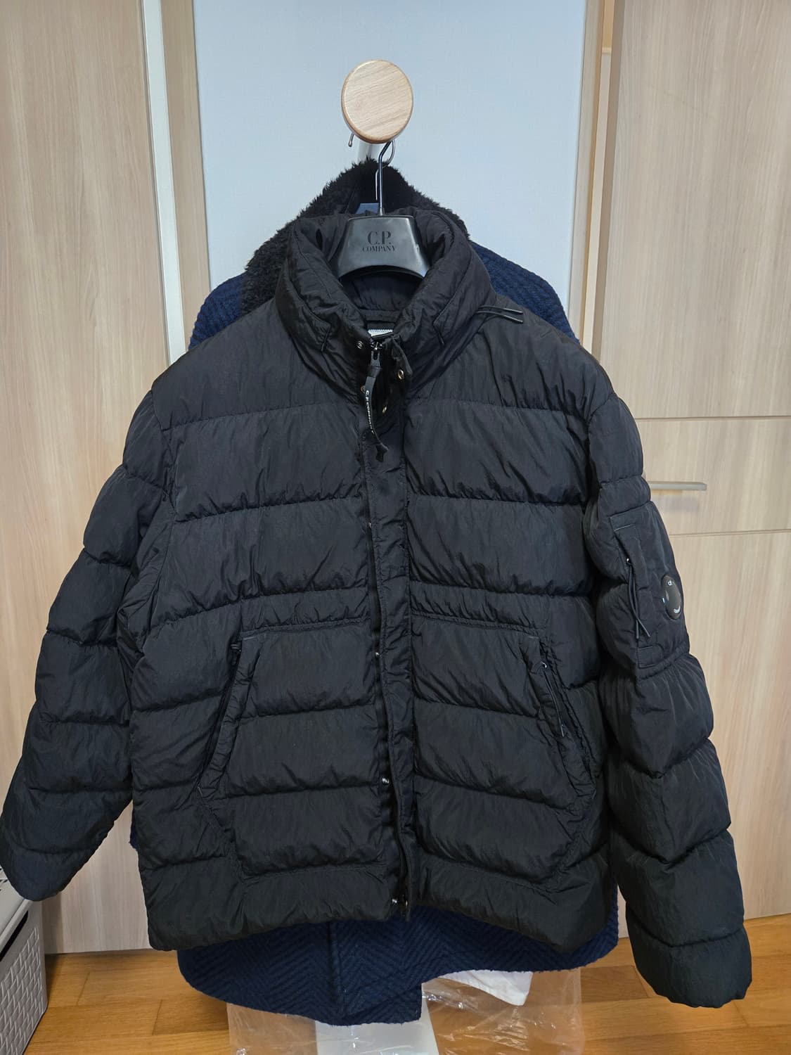 25fw cp company 크롬r 렌즈와펜 다운패딩 블랙 새상품급 상품이미지1