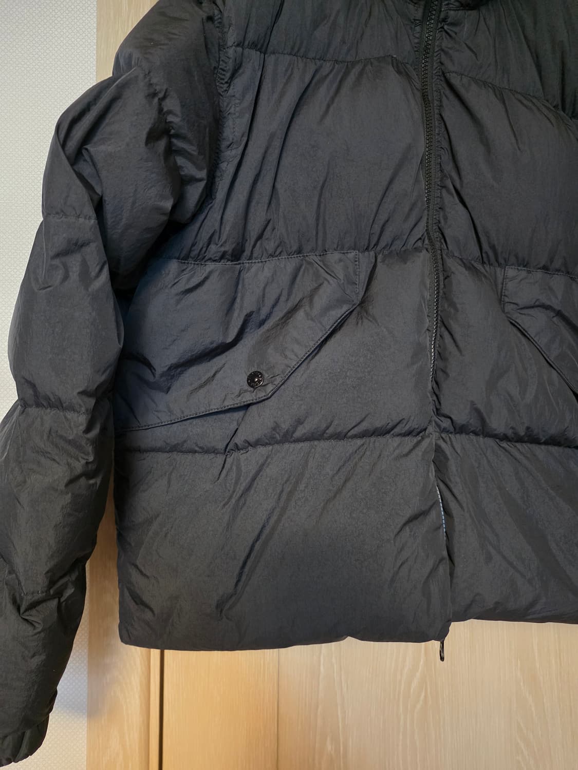 [23FW] 스톤아일랜드 크링클랩스 논후드 블랙 숏 다운 패딩 M사이즈 상품이미지2