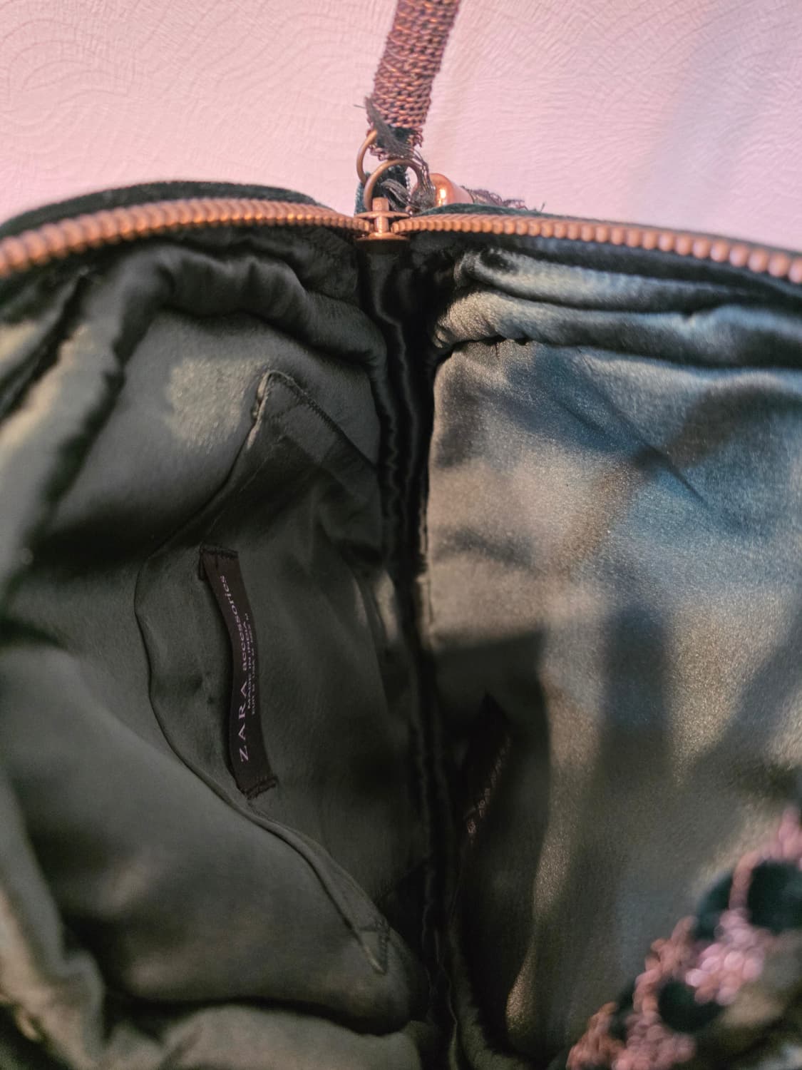 자라 딥그린비즈벨벳 태슬 자수 라운드 크로스백 상품이미지6