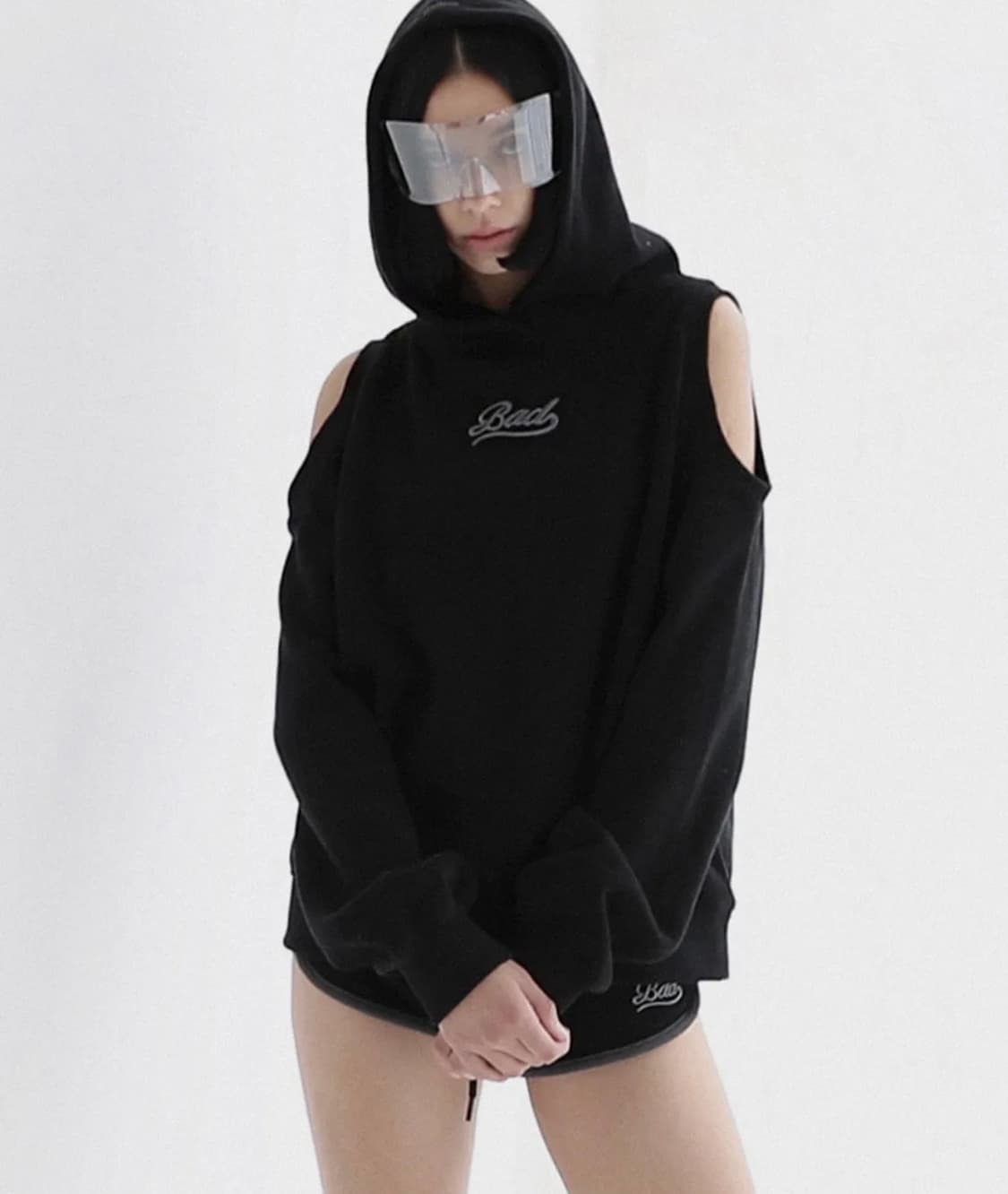 배드블러드 비욘드 소프트 컷아웃 후드 - 블랙 상품이미지1