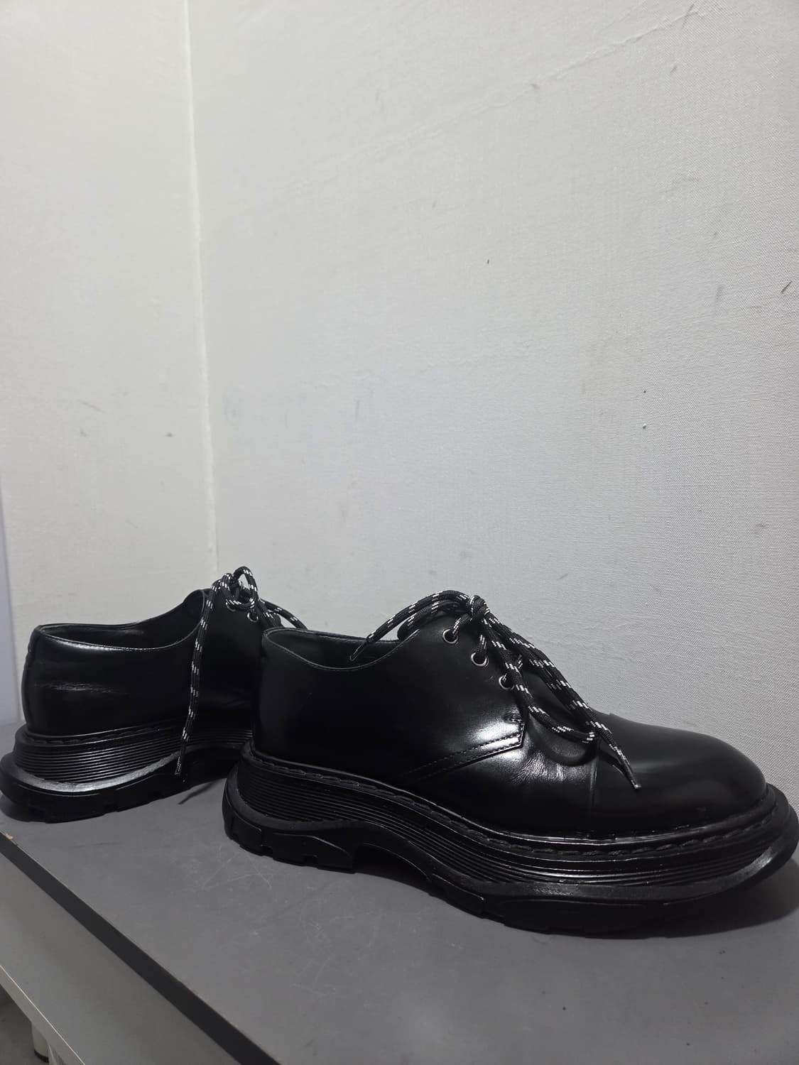 "청키한 실루엣의 정점, 알렉산더 맥퀸의 압도적인 존재감을 느껴보십시오. 상품이미지2