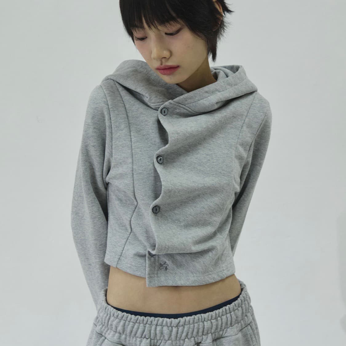 슬릭글로우 스몰 로고 사이드 버튼 셔링 후드 탑[그레이] 상품이미지1