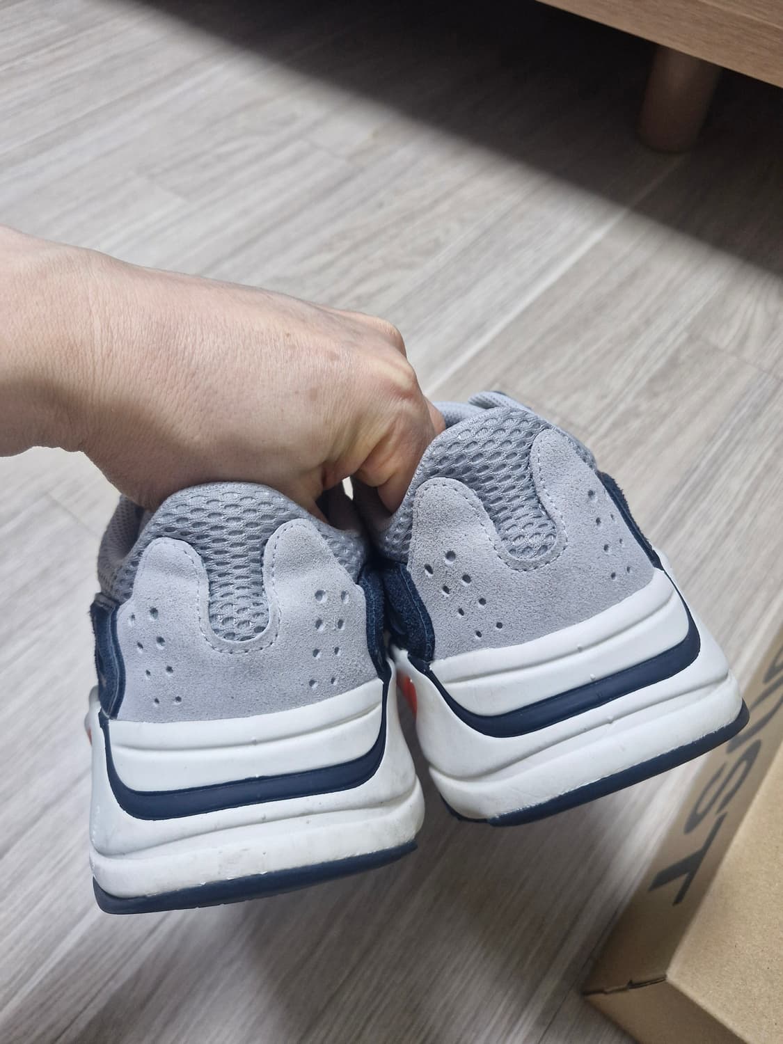 아디다스 이지부스트 700 웨이브러너 상품이미지3