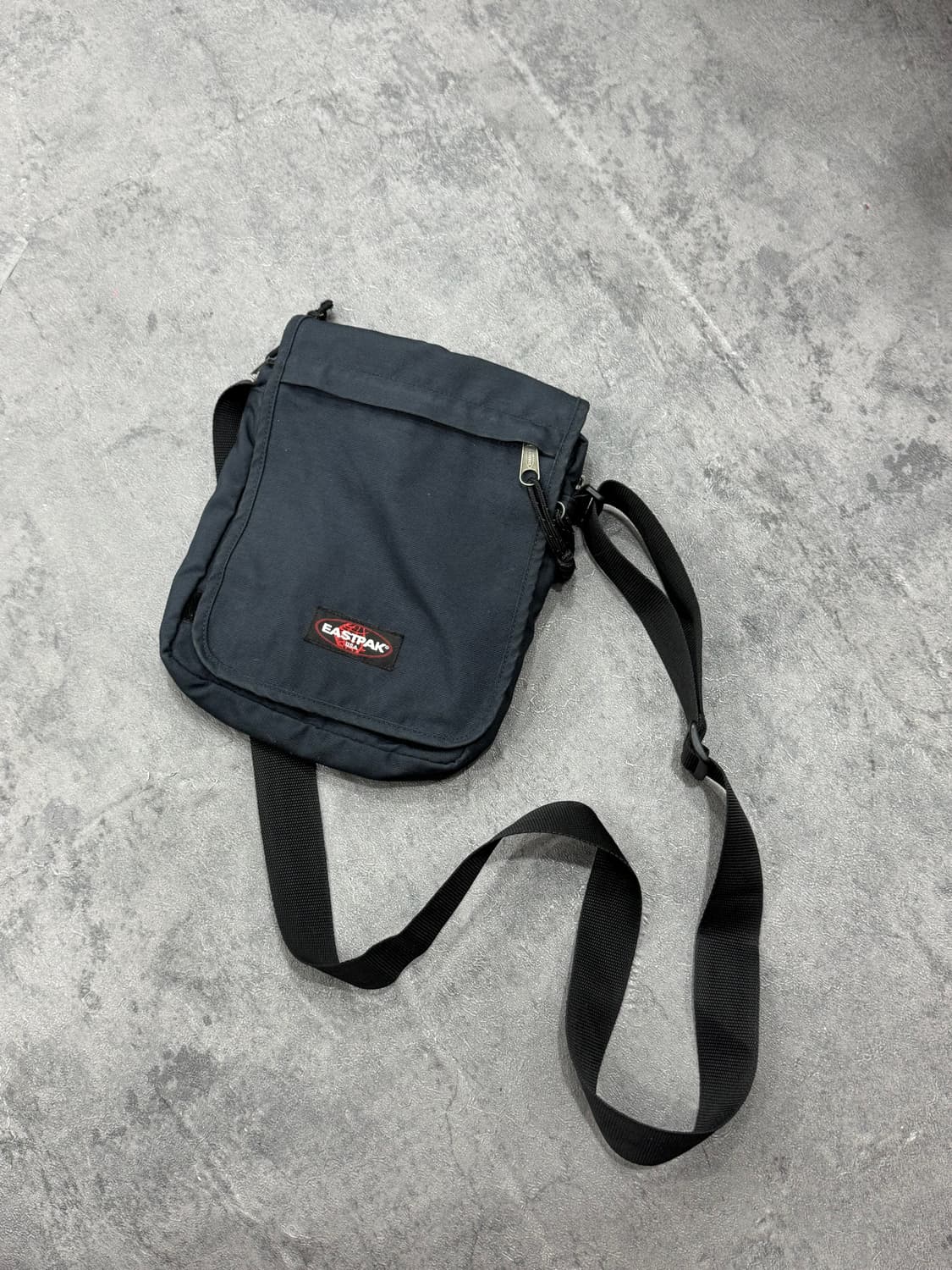 이스트팩 크로스백 상품이미지1
