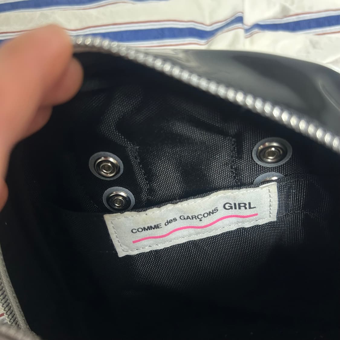 꼼데가르송 꼼데걸 에나멜 토트백 상품이미지3