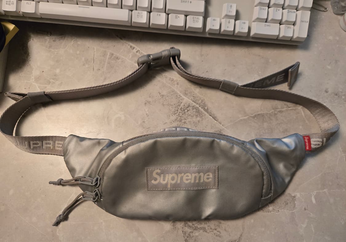 22FW 슈프림 실버 스몰 웨이스트백 상품이미지1