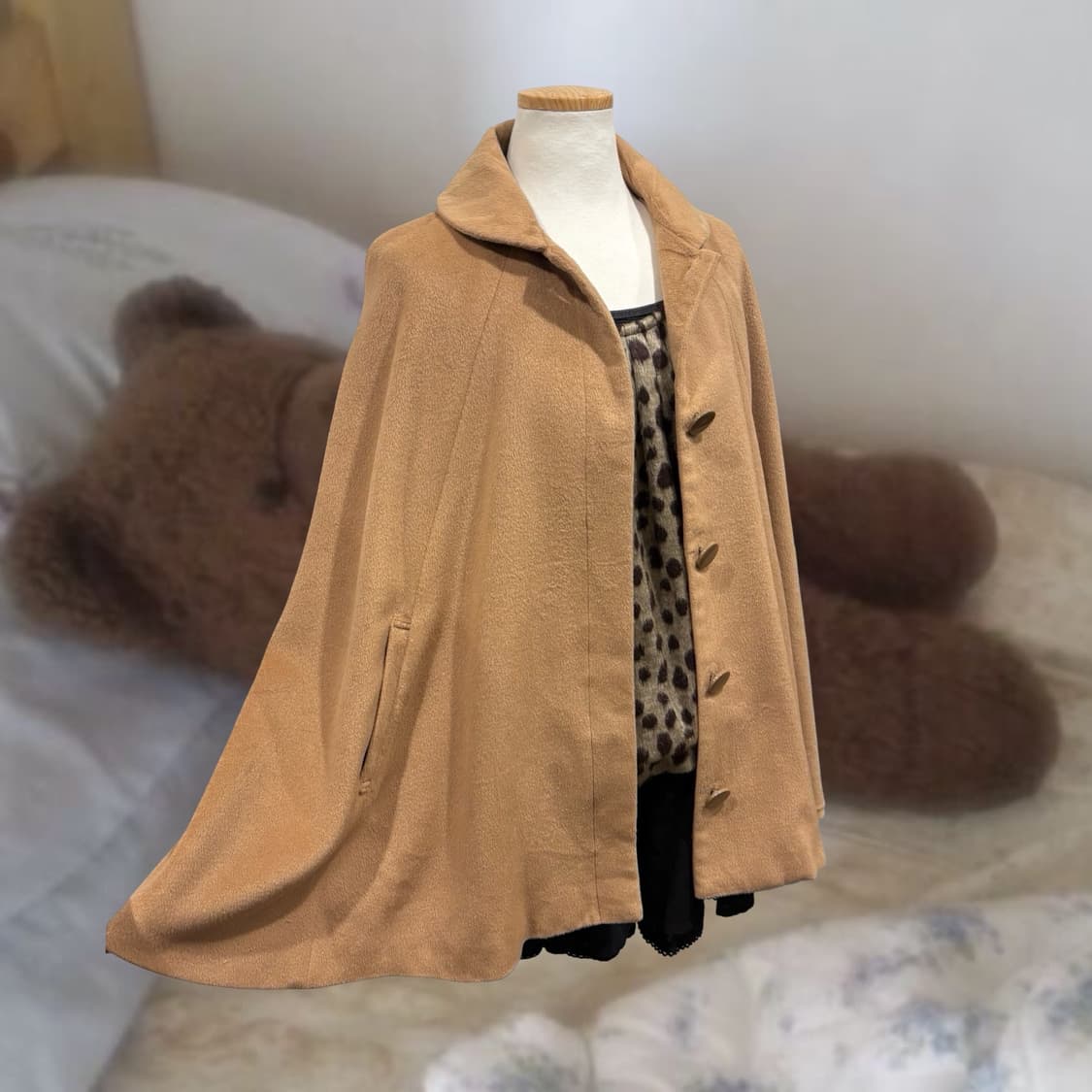 CHU XXX 카라멜 라운드 카라 케이프 자켓 라떼 모리 상품이미지5