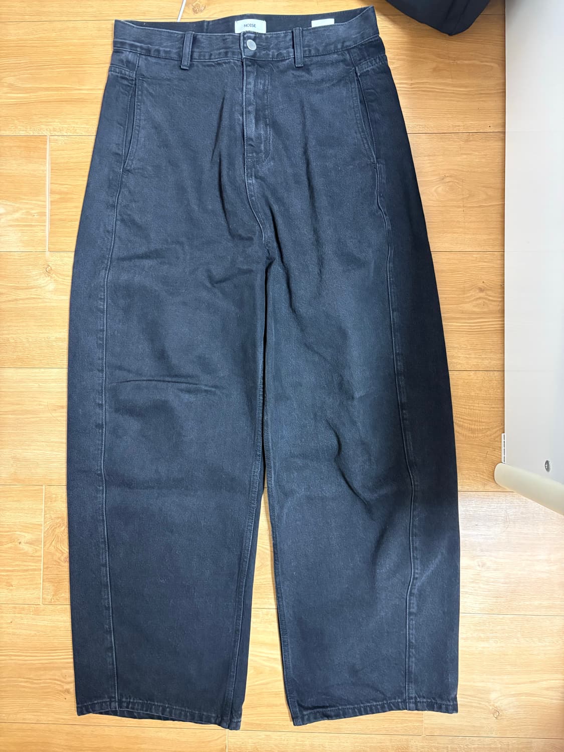 노이즈 워시드 딥 커브드 데님 팬츠 - 블랙 상품이미지1