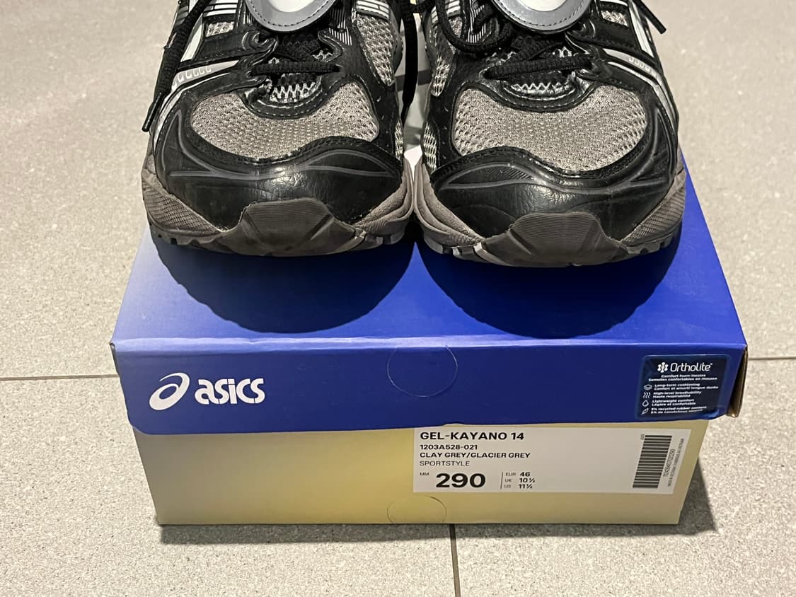 더 뮤지엄 비지터 x 아식스 젤 카야노 14 블랙 클레이 그레이 290 상품이미지2