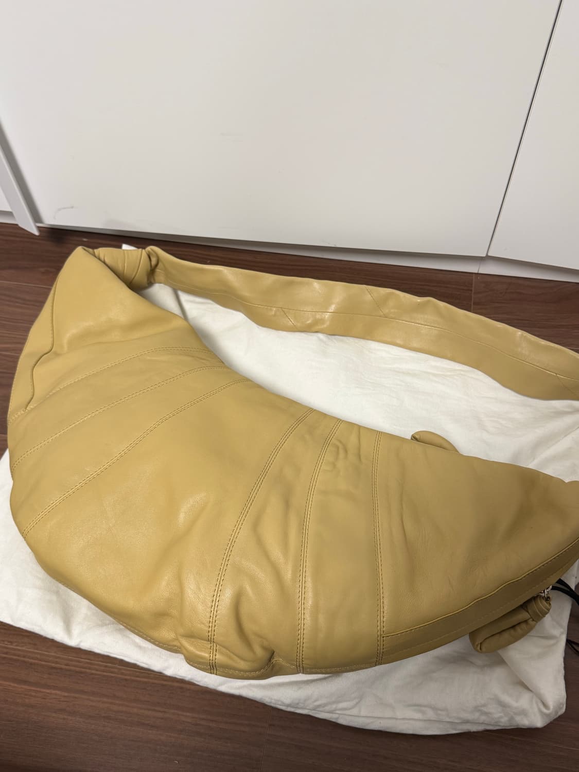 르메르 라지 크루아상 나파레더 듄 상품이미지1