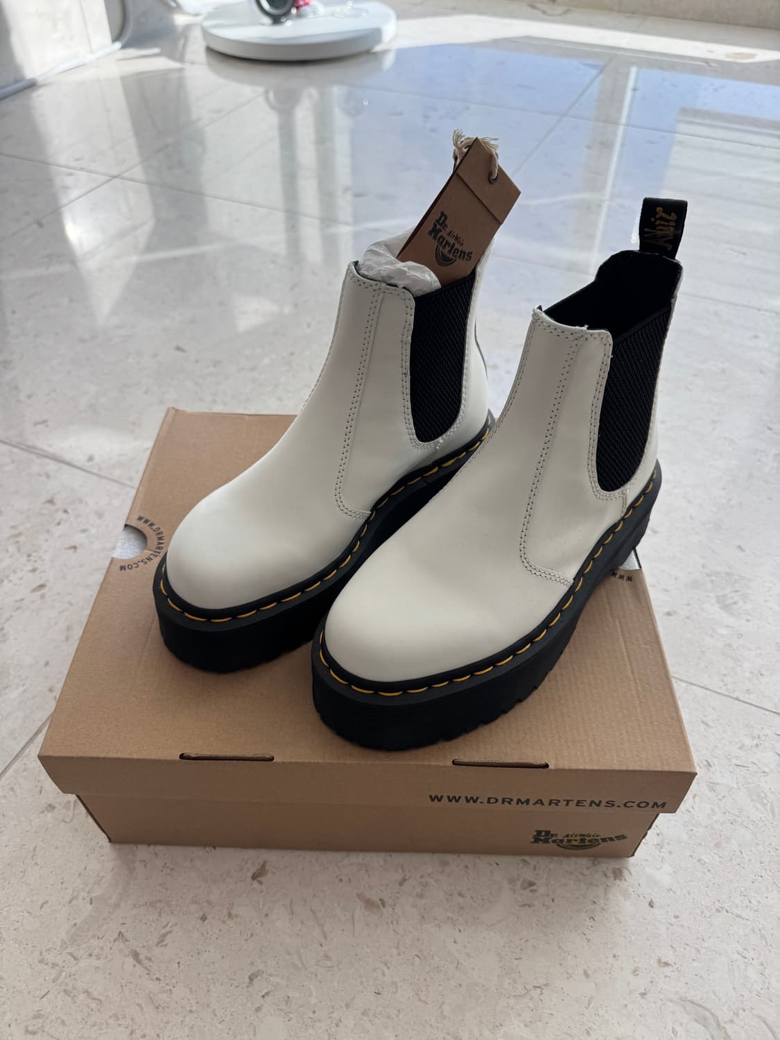 닥터마틴 화이트 첼시부츠 uk 4 새상품 Ssense 구매후 보관만 한  상품이미지6