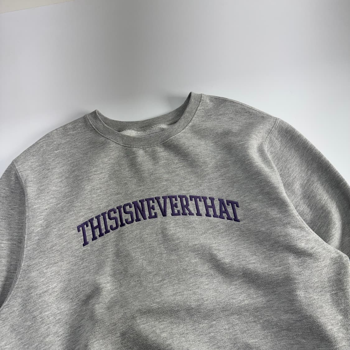 Thisisneverthat 디스이즈네버댓 그레이 맨투맨 상품이미지4