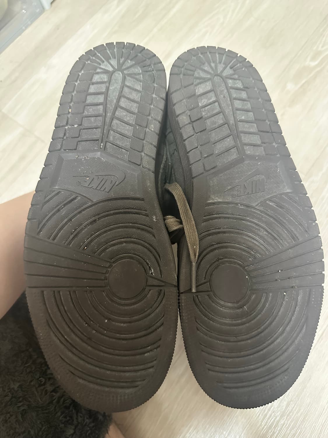 조던 1 x 트래비스 스캇 벨벳 브라운 앤 다크 275 상품이미지3