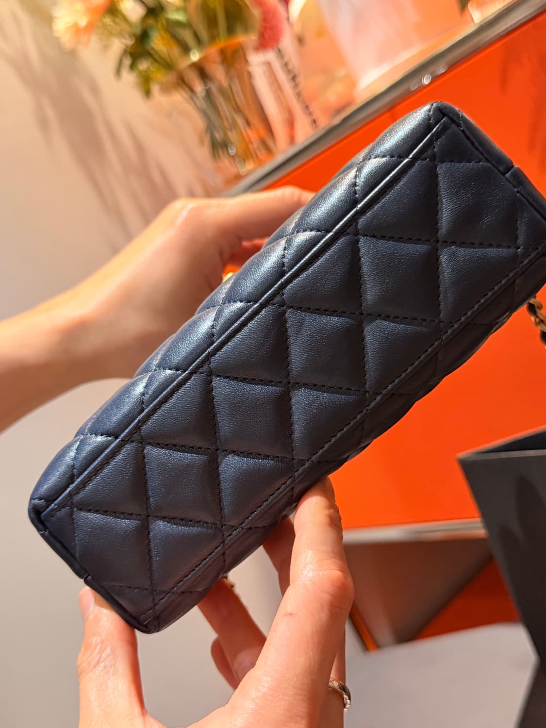 샤넬 캘리백 네이비 팝니다. 상품이미지4